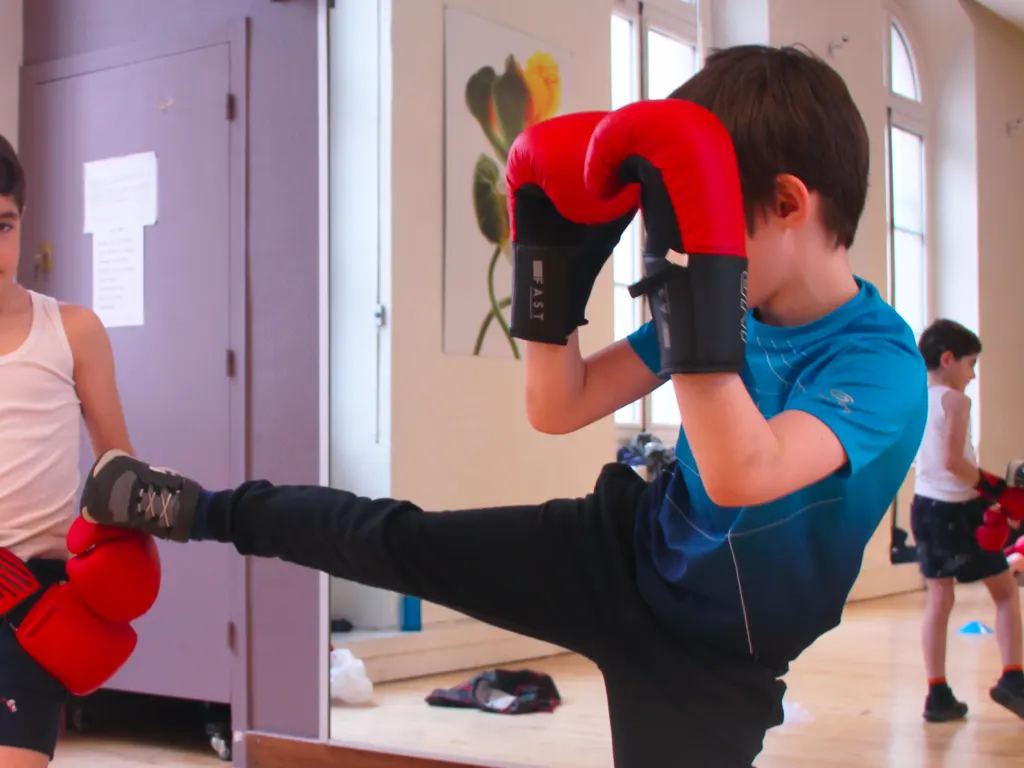 Pourquoi la boxe française est un sport idéal pour les enfants à
