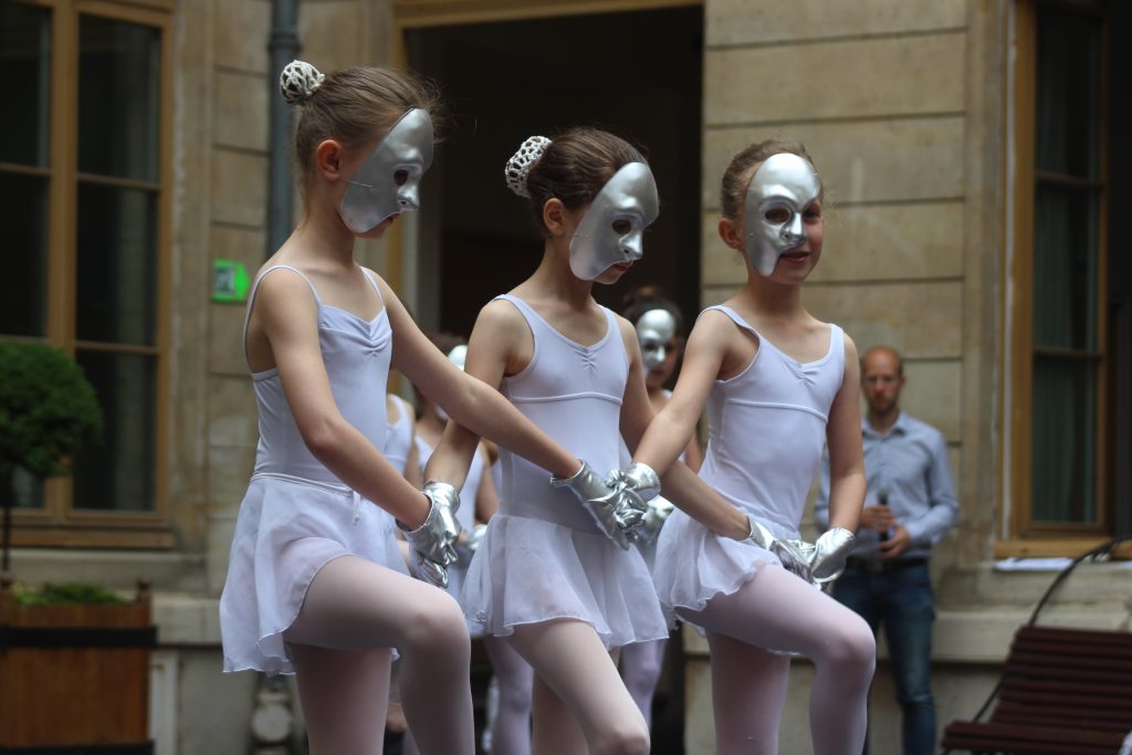 Activités Enfants - Espace Beaujon - 3 enfants dansent, déguisées