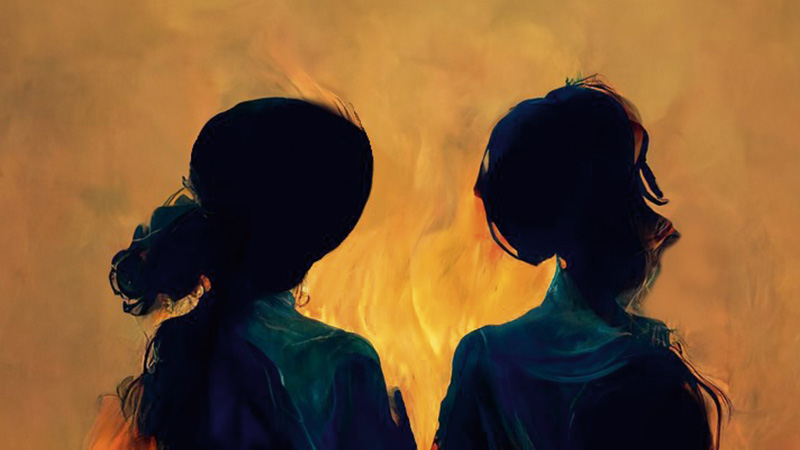 Affiche du spectacle Que brûlent les roses, deux ombres de femmes dans des flammes rouge et jaune, le titre du spectacle sur elles.