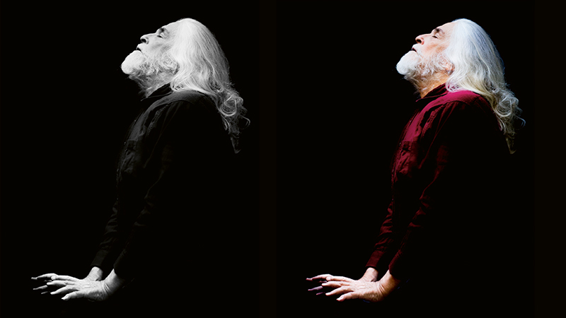 Photo d'un homme à la brbe et aux cheveux blanc, tête tourné vers le ciel, les yeux clos, le mains basses. A droite la photo en couleur, à gauche la photo en noir et blanc.