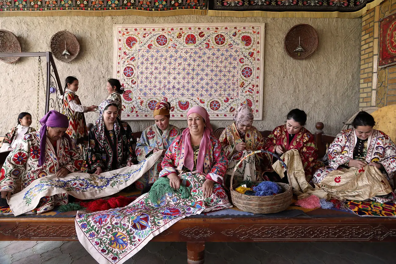Expo Tisser l'histoire de l'Asie Centrale, du 24 juin au 10 juillet 2025, ©Fatimah Hossaini, Unveiling the hands of heritage, 2024, photographie, 140 x 93 cm - Courtesy Art Girls et l'artiste