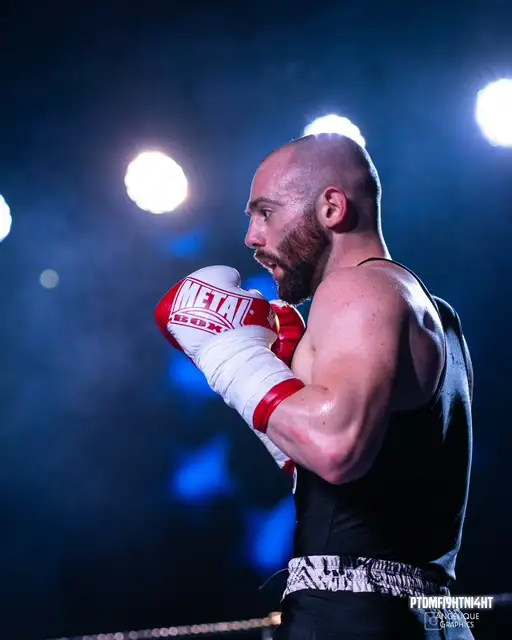 Vito professeur de Boxe au Centre Paris Anim' Beaujon - 3AC8 ©Angelique graphics
